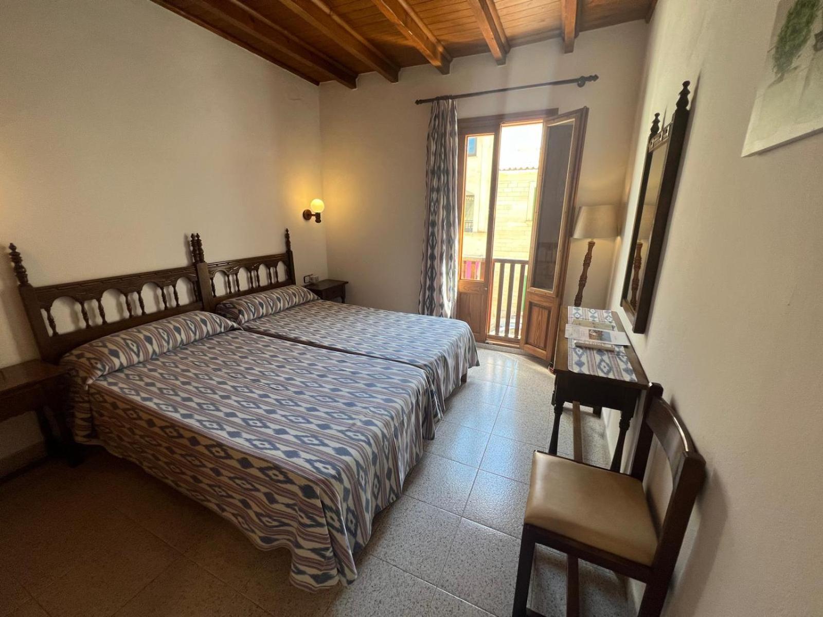 Hostal Restaurante Playa Colonia de Sant Jordi ภายนอก รูปภาพ
