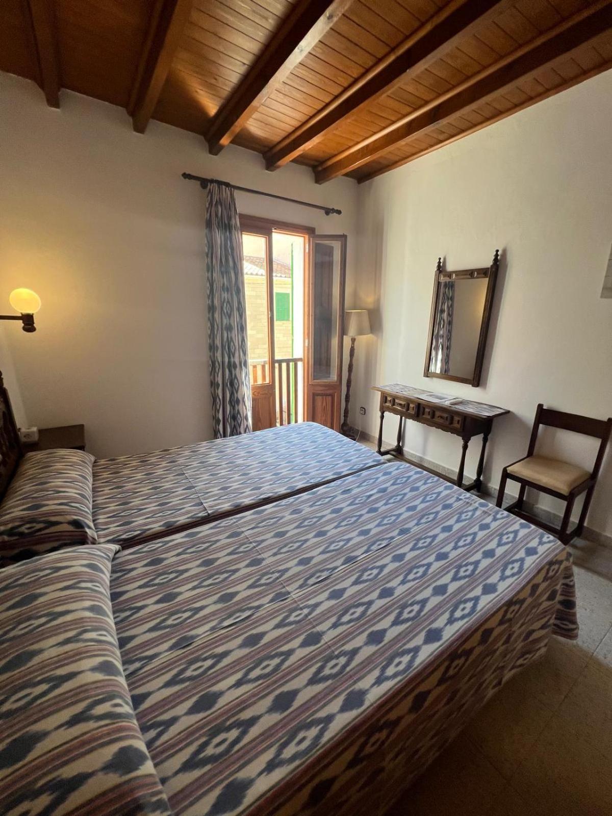Hostal Restaurante Playa Colonia de Sant Jordi ภายนอก รูปภาพ